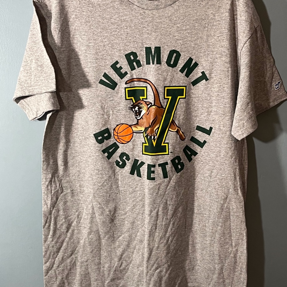 SELLING T-SHIRT SIZE MEDIUM UNISEX WITH LOGO VERMONT BASKETBALL SHORT SLEEVE